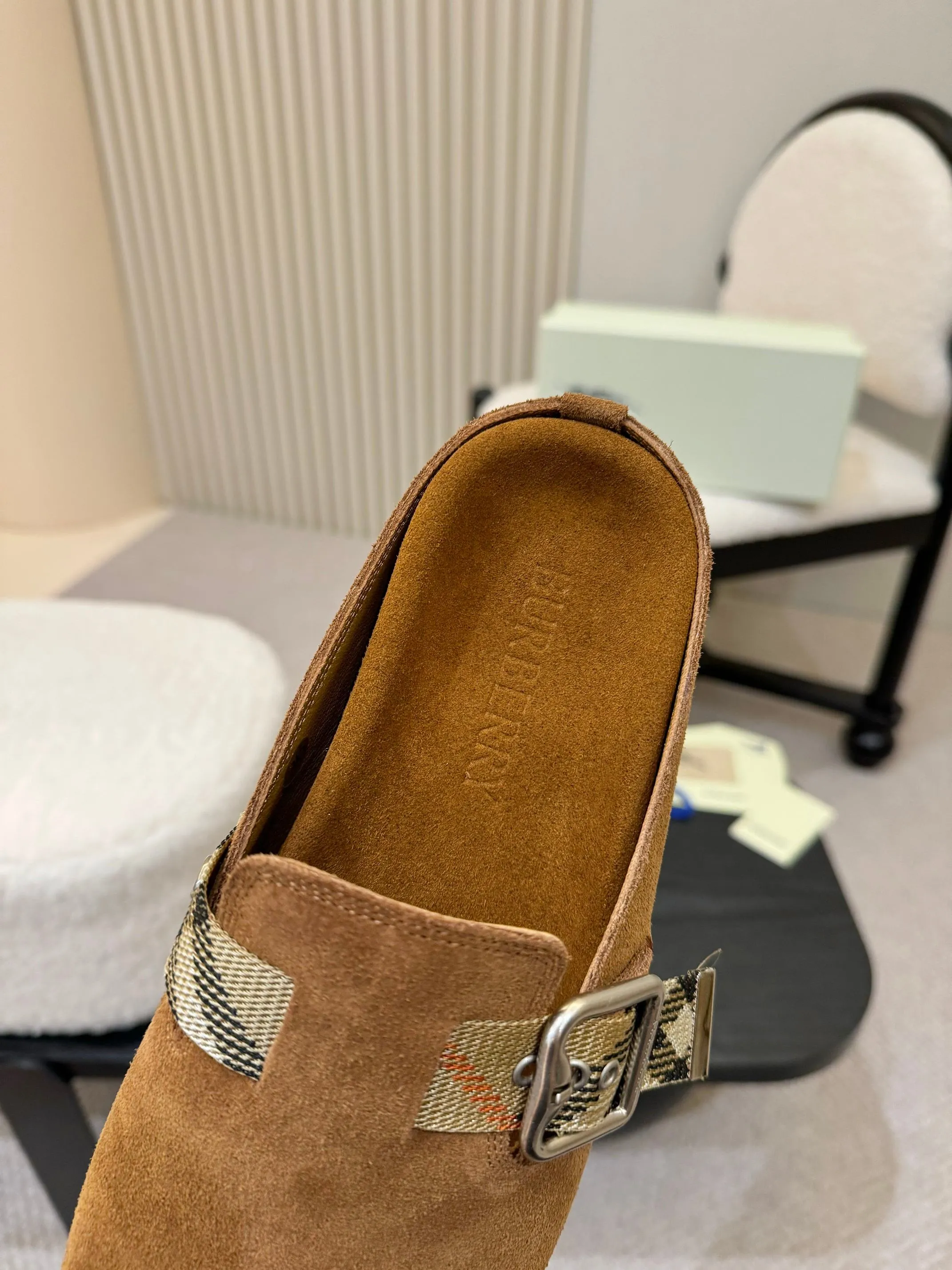 Men's shoes 💰560 Burberry's 2025 popular Birkenstock slippers are released, made of soft suede fabric and refined in Italian workshops. Featuring an embossed plaid pattern and an embossed sole embellished with the archive brand's logo. Features an adjustable B-shaped buckle strap and is embellished with the signature sand-colored Burberry check in jacquard worsted.   ✅Fabric: suede ✅Lining: silk cowhide ✅Outsole: TPU ✅Color: black, brown, pink, apricot, 4 colors available ✅Code number: 35-45 for men and women (35, 45 customized)